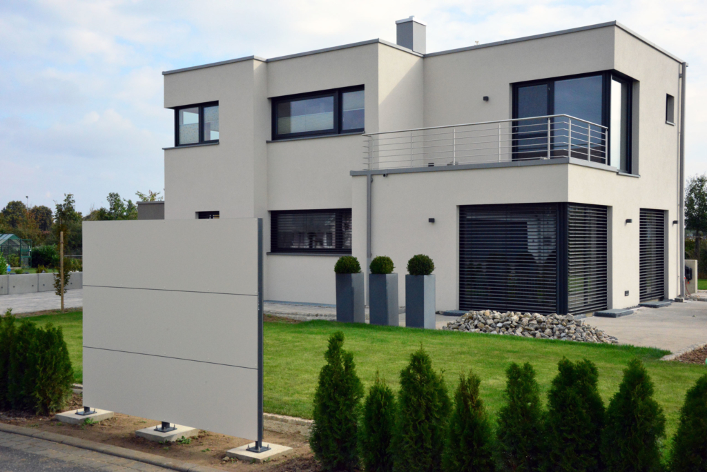 BLICKFANG - Design Sichtschutz und modernes Flachdachhaus in Unterspiesheim
