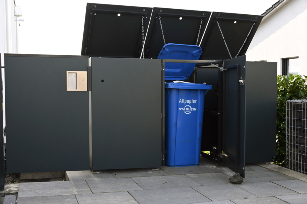 Trio aus Design Mülltonnenboxen garniert mit einem Gartentor in Erfurt