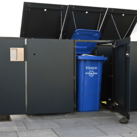 Trio aus Design Mülltonnenboxen garniert mit einem Gartentor in Erfurt