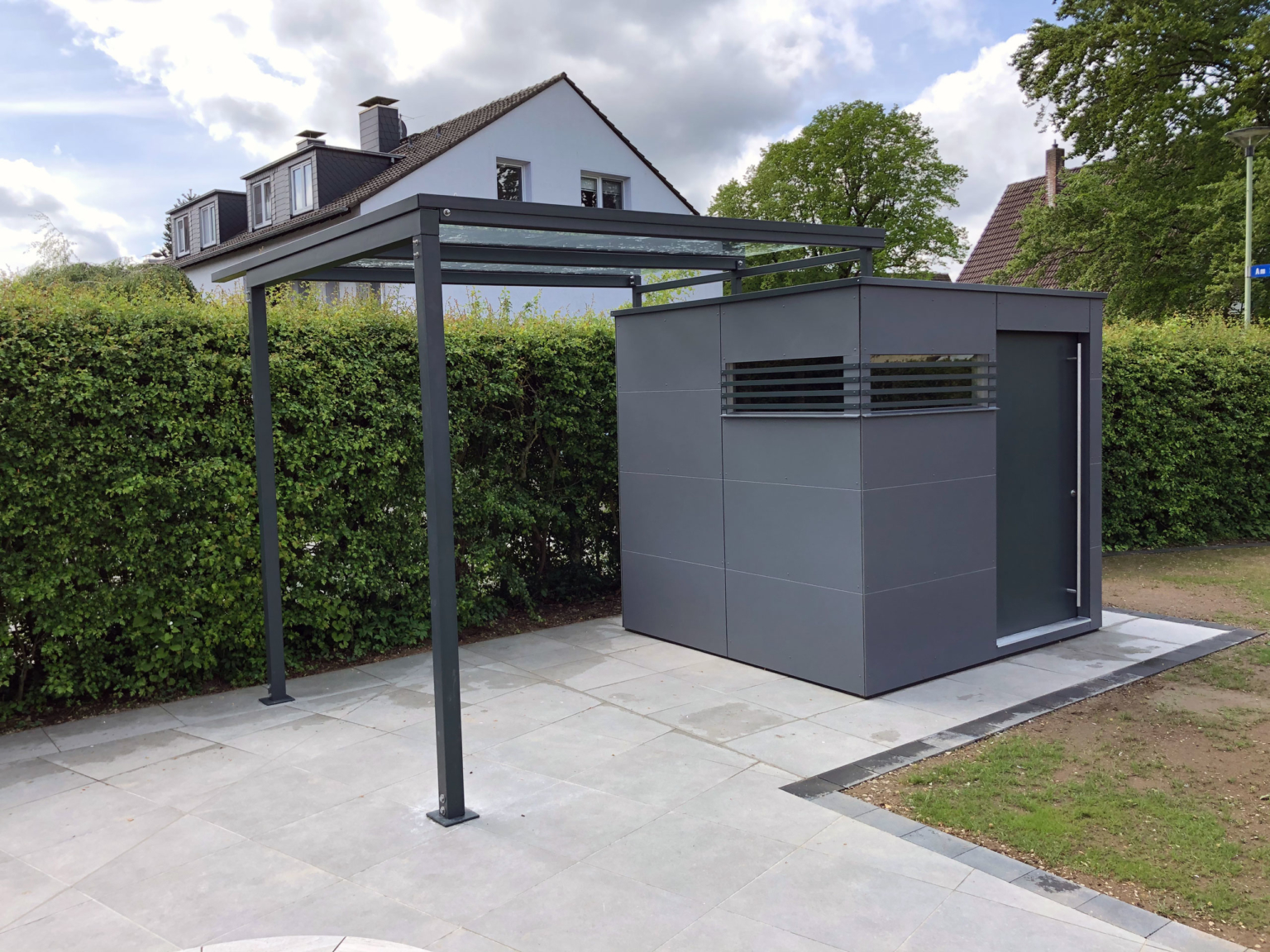 Exklusives CUBE Design Gartenhaus mit Terrassendach in Hagen GarDomo