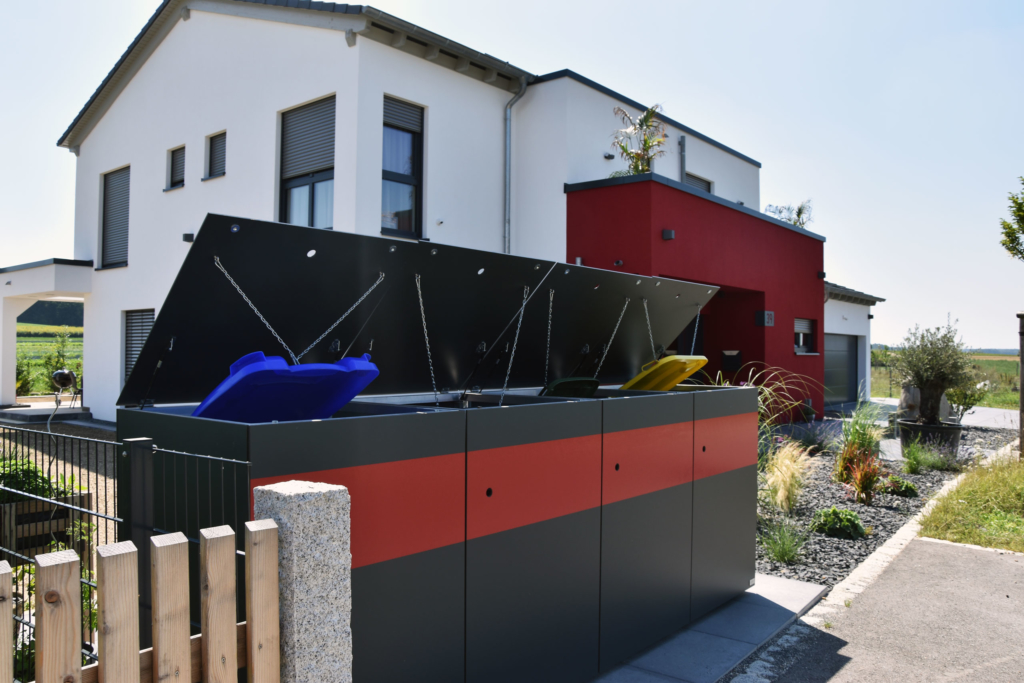 Zweifarbige MÜTO - Design Mülltonnenbox Ton in Ton mit Einfamilienhaus in Schrobenhausen